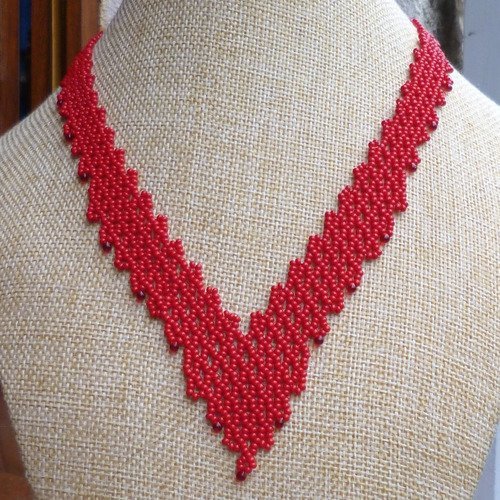 Collier forme v rouge coquelicot