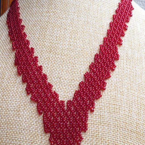 Collier forme v rouge rubis