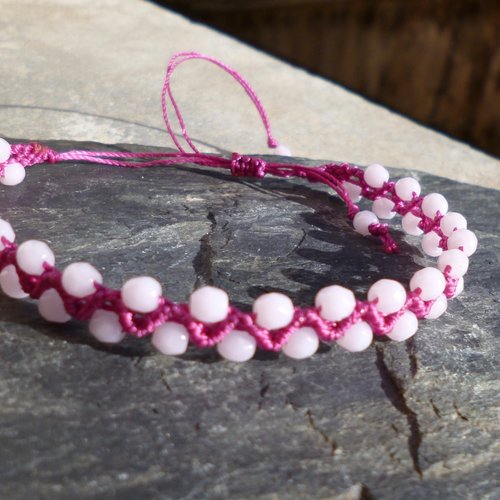 Bracelet macramé simple et perles de verre fuschia et rose