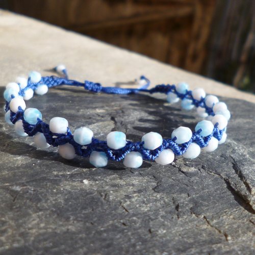 Bracelet macramé simple et perles de verre bleu
