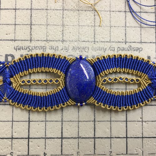 Bracelet macramé manchette large, et lapis lazuli