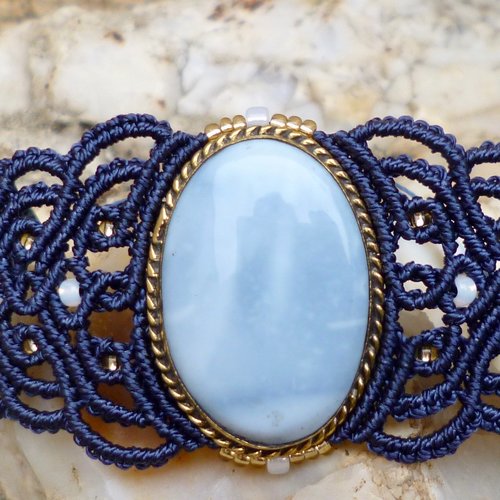 Bracelet macramé baroque et opale bleue sertie de laiton doré