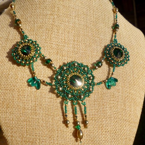 Aliénor, collier baroque avec cristal vert emeraude