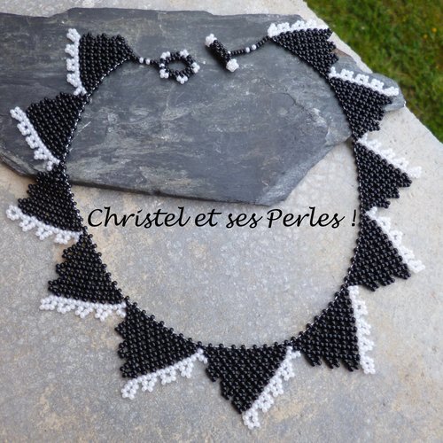 Collier triangles noirs liseret blanc