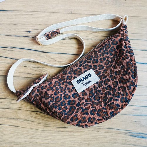 Sac banane demi-lune personnalisable motif léopard – sac bandoulière xl fait main - cadeau femme personnalisé