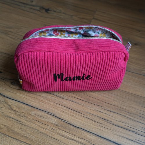 Trousse de toilette framboise personnalisée en velours côtelé avec prénom