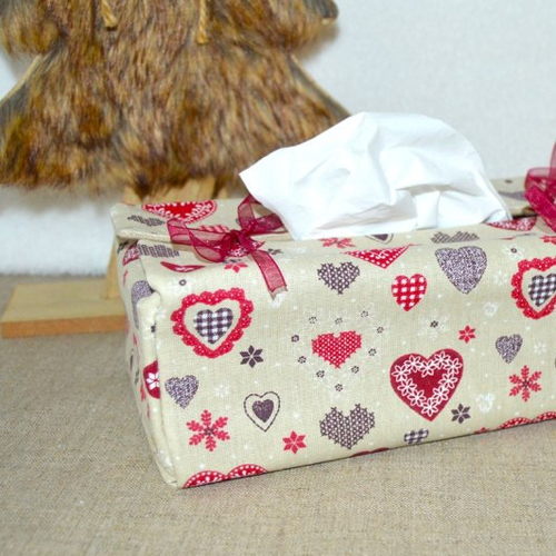 Housse pour boite à mouchoir, kleenex, beige avec des cœurs rouge, ambiance chalet, montagne, noël