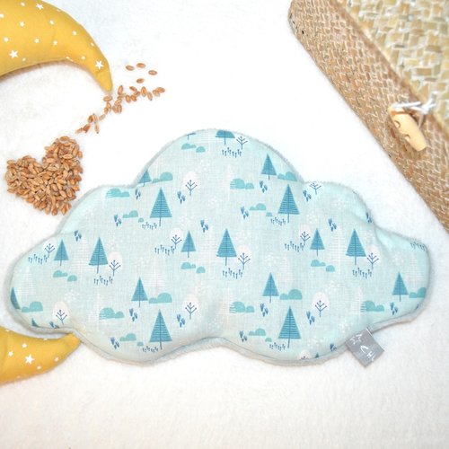 Bouillotte sèche nuage, tissu bleu clair avec sapins, garnie de grain de blé bio, bébé et enfant