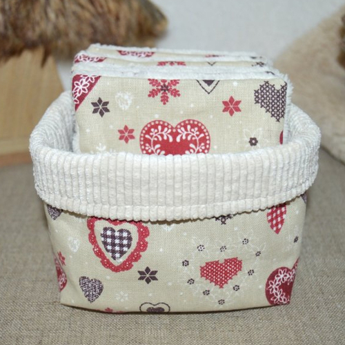 Panier avec 5 lingettes lavables, tissu coton cœurs rouges, éponge de bambou, démaquillantes