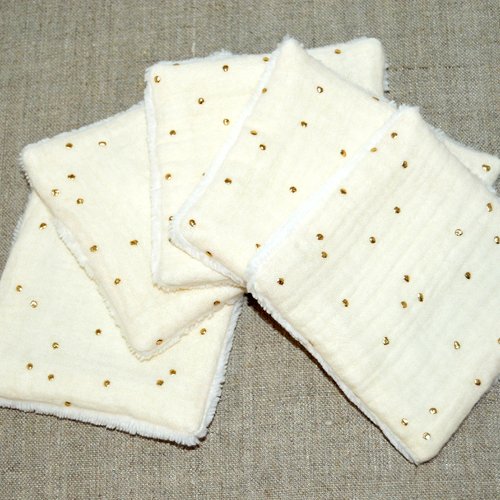 Lot de 5 lingettes démaquillantes lavables, double gaze de coton beige, à pois dorés et éponge de bambou beige.