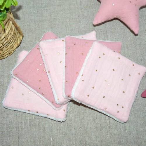 Lot de 5 lingettes démaquillantes lavables, double gaze de coton rose poudré, à pois dorés et éponge de bambou beige.