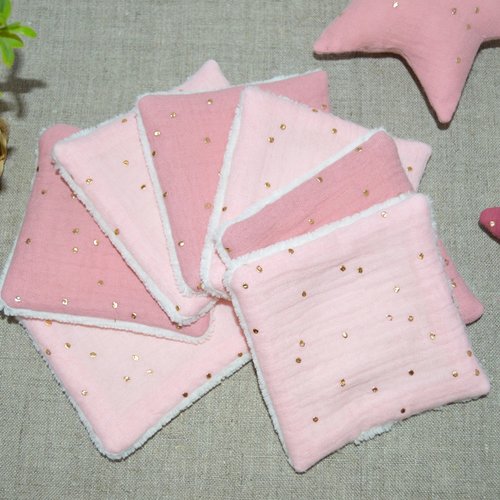 Lot de 7 lingettes démaquillantes lavables, double gaze de coton rose poudré, à pois dorés et éponge de bambou beige.