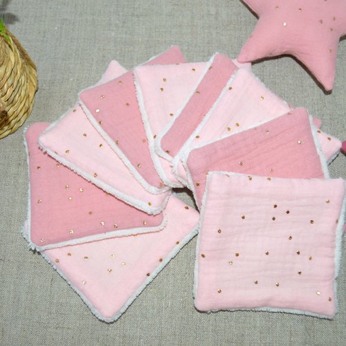 Lot de 9 lingettes démaquillantes lavables, double gaze de coton rose poudré, à pois dorés et éponge de bambou beige.