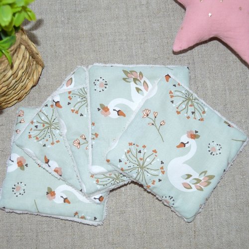 Lot de 5 lingettes démaquillantes lavables, verte tendre motifs cigne ,et éponge de bambou beige.