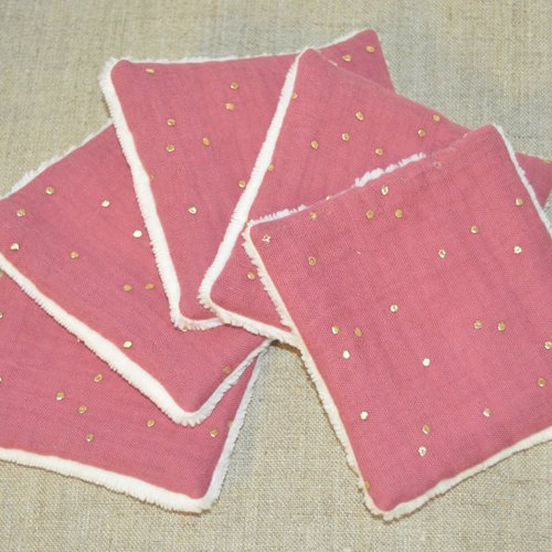 Lot de 5 lingettes démaquillantes lavables, double gaze de coton rose, à pois dorés et éponge de bambou beige.