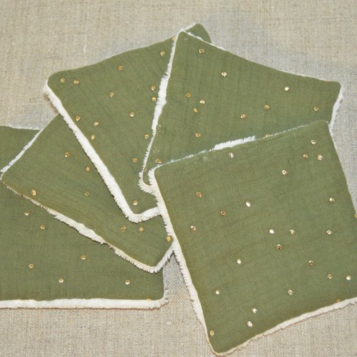 Lot de 5 lingettes démaquillantes lavables, double gaze de coton vert kaki, à pois dorés et éponge de bambou beige.