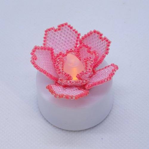 Vendue - bougie led décorée d'une rose en perles