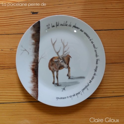 Cerf peint sur assiette en porcelaine