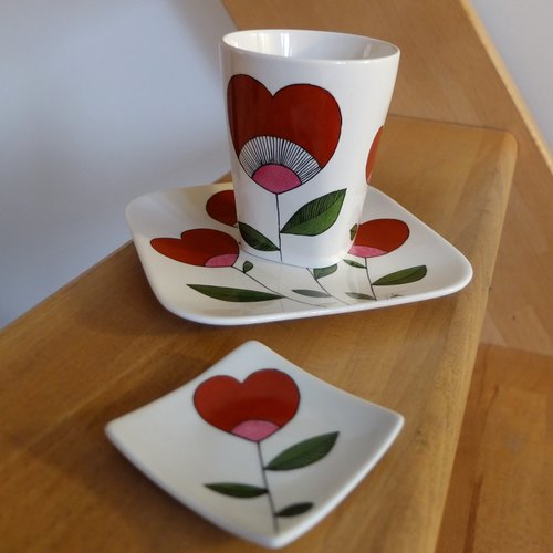 Mug assiette et soucoupe fleurs coeurs peints à la main