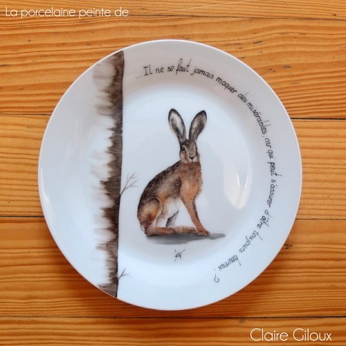 Lièvre peint sur assiette en porcelaine