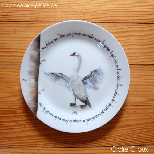 Cygne peint sur assiette en porcelaine