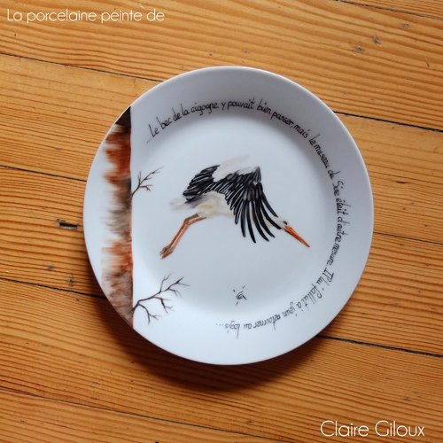 Cigogne peinte sur assiette en porcelaine