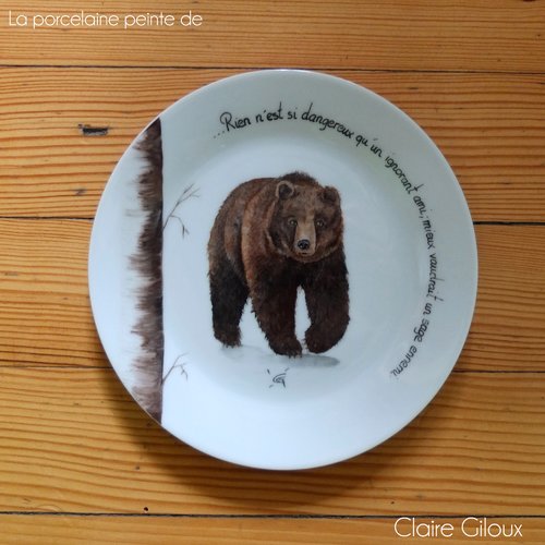 Ours peint sur assiette en porcelaine