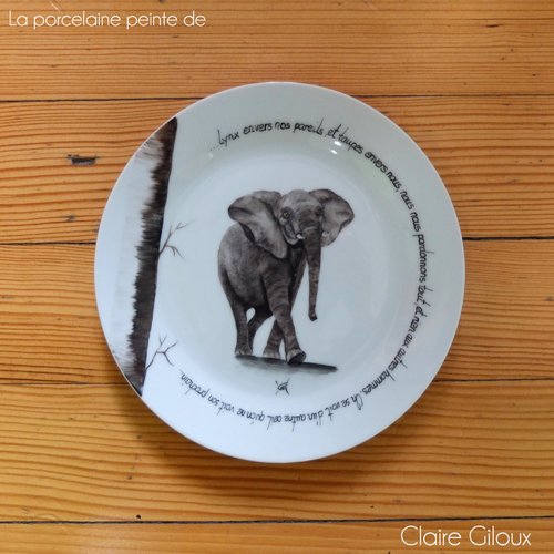 Eléphant peint sur assiette en porcelaine