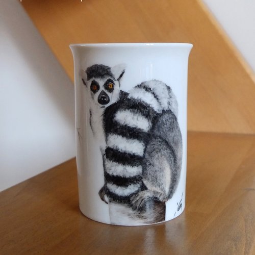 Lémurien peint à la main sur mug en porcelaine