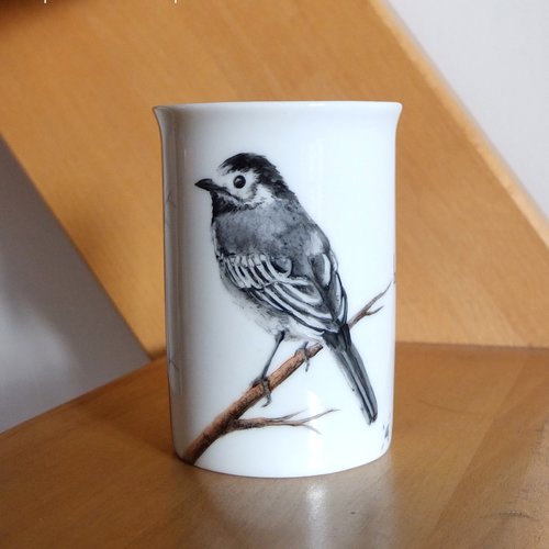 La bergeronnette grise peinte à la main sur mug en porcelaine