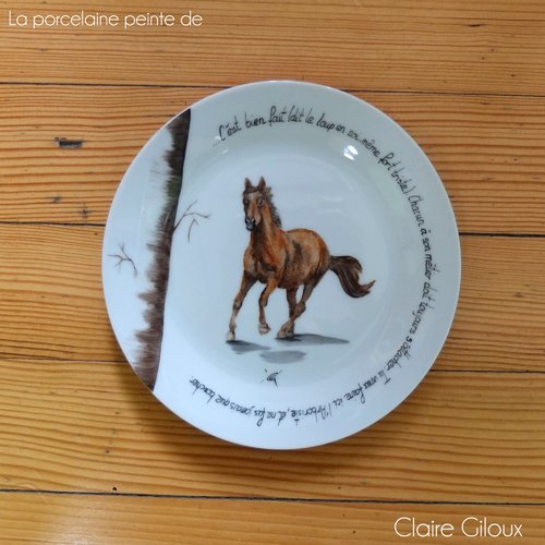 Cheval peint sur assiette en porcelaine