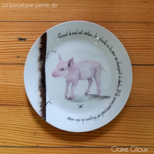 Cochon peint sur assiette en porcelaine