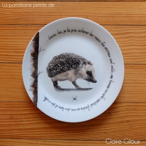 Hérisson peint sur assiette en porcelaine