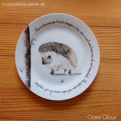 Hérisson peint sur assiette en porcelaine
