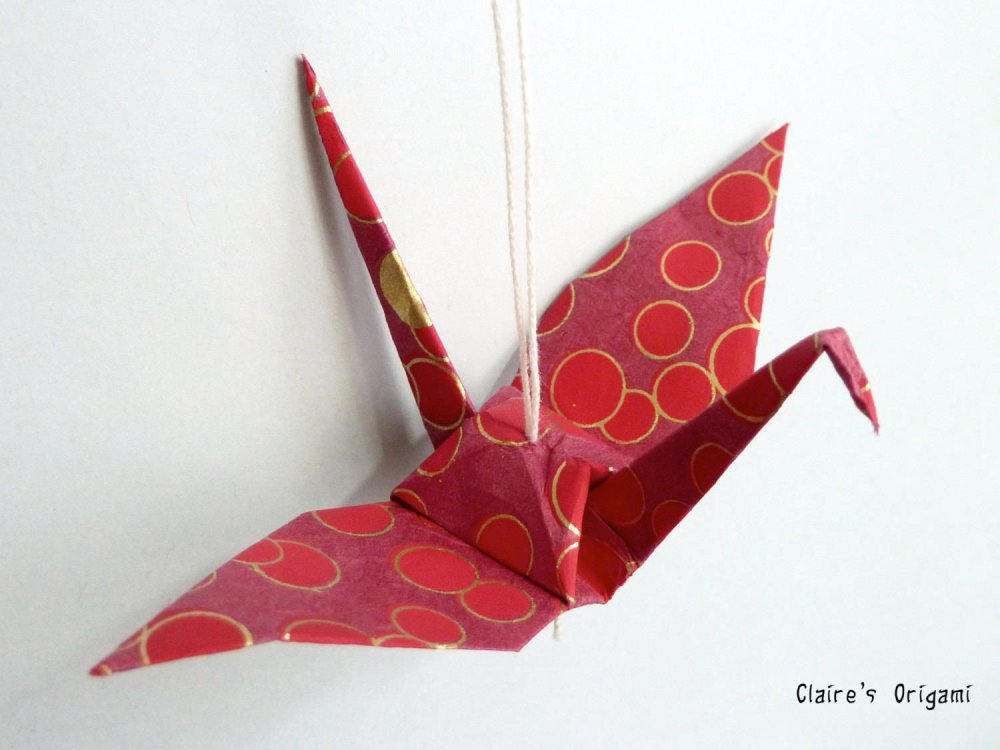 Grue En Origami A Suspendre Rouge Bordeaux Et Doree En Papier Japonais Plie Un Grand Marche