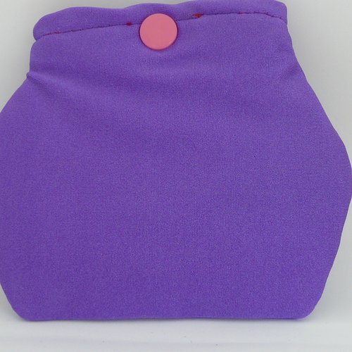 Petite pochette réalisée en lycras et tissus surcyclés