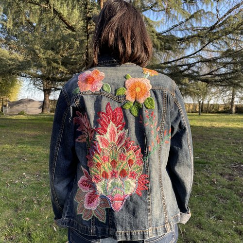 Veste en jean taille 44/46 brodée mains