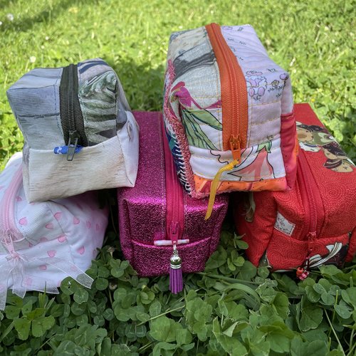 Trousse unique en tissu recyclé – édition éco-créative