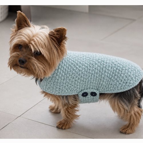 Manteau pour chien tricoté main bleu ciel – taille m – yorkshire, caniche nain, spitz