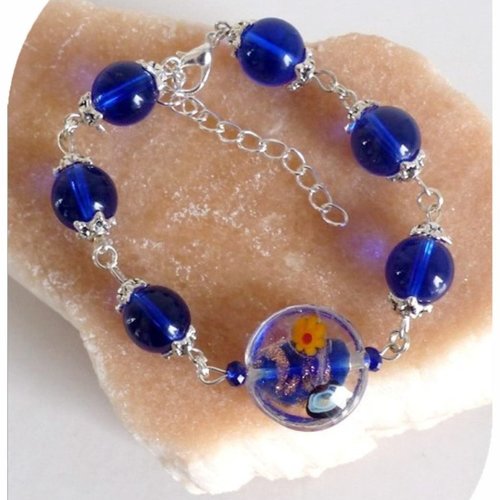 Bracelet perles de verre bleues , fermoir mousqueton.