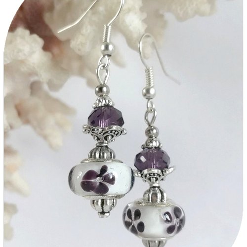 Boucles d'oreilles perles de verre blanches motifs fleurs couleur lie de vin  . crochets argentés.