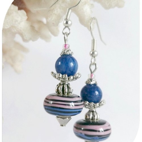 Boucles d'oreilles perles de verre bleues , roses et noires .