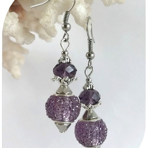 Boucles d'oreilles perles de verre violettes et cristal swarovski violet .