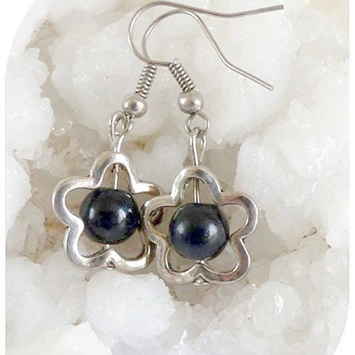 Boucles d'oreilles perles noires et perles intercalaires argentées .