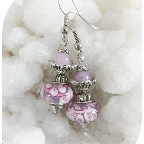 Boucles d'oreilles perles de verre violettes motifs roses. crochets argentés.