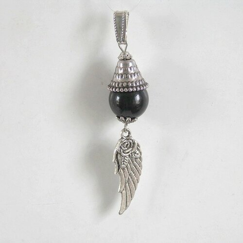  pendentif perle noire et breloque aile .