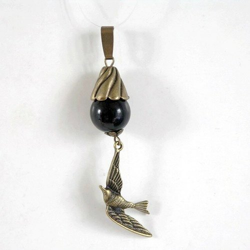 Pendentif perle noire et breloque oiseau. bijou noir et bronze.