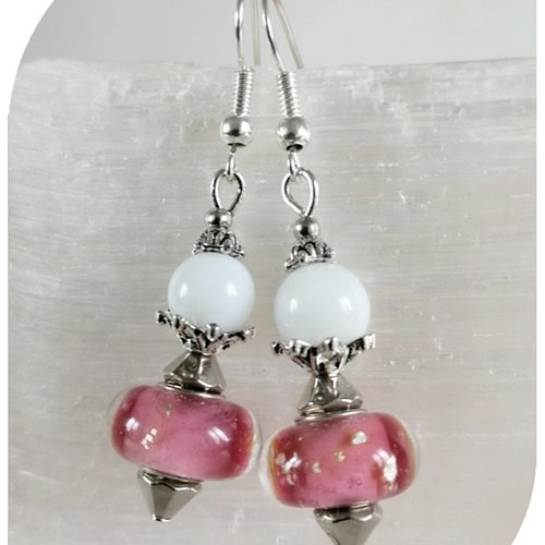 Boucles d'oreilles perles de verre roses et  blanches  .