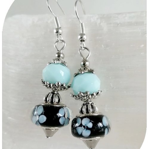 Boucles d'oreilles perles de verre noires et bleues.