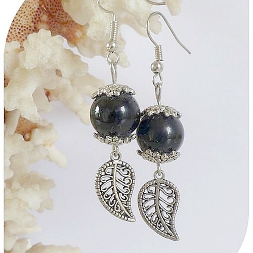 Boucles d'oreilles perles de verre nacrées noires et breloques feuilles argentées.